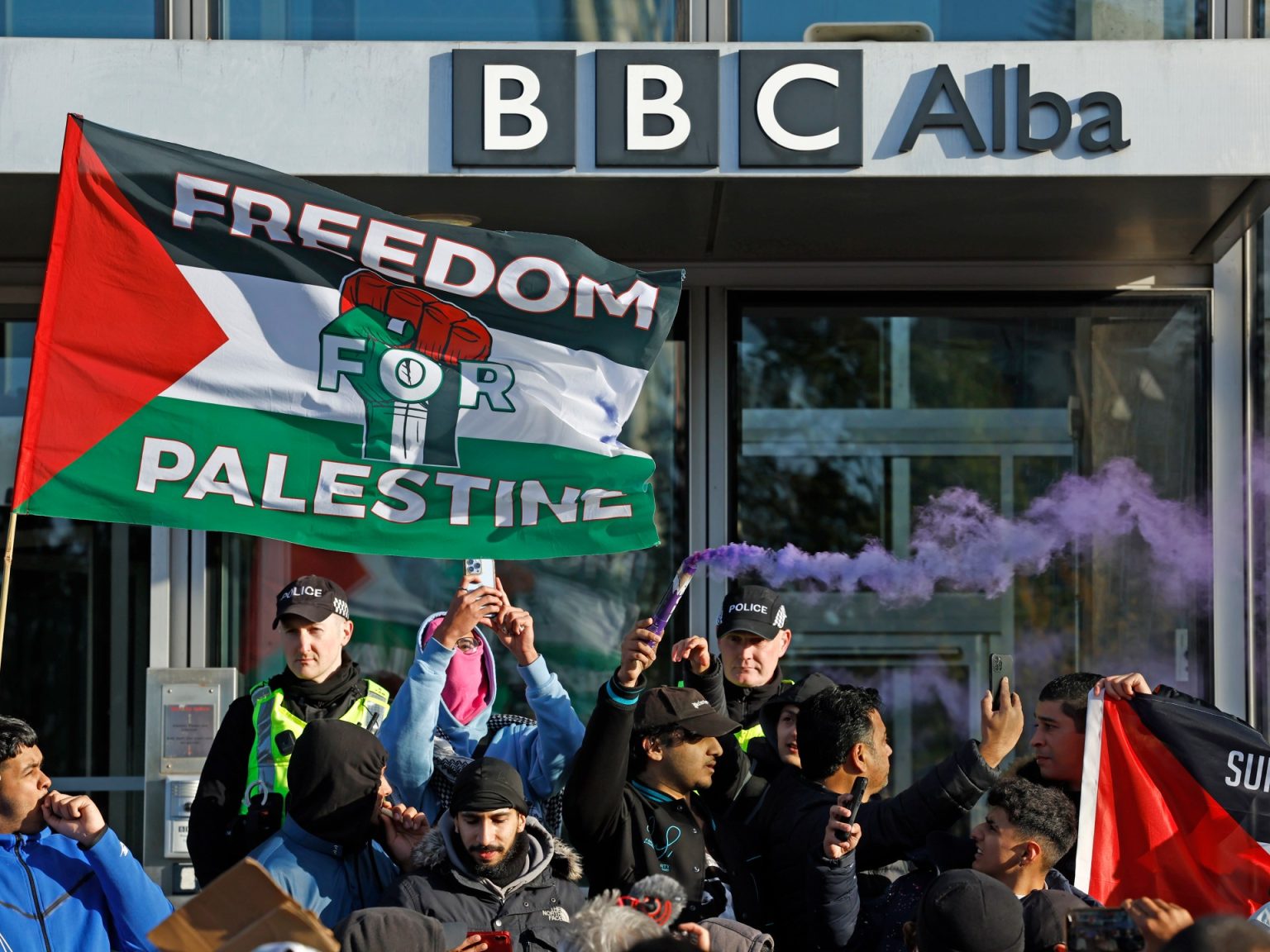 صحفيون في “بي بي سي” يتهمونها بالتحيز لإسرائيل في تغطيتها العدوان على غزة