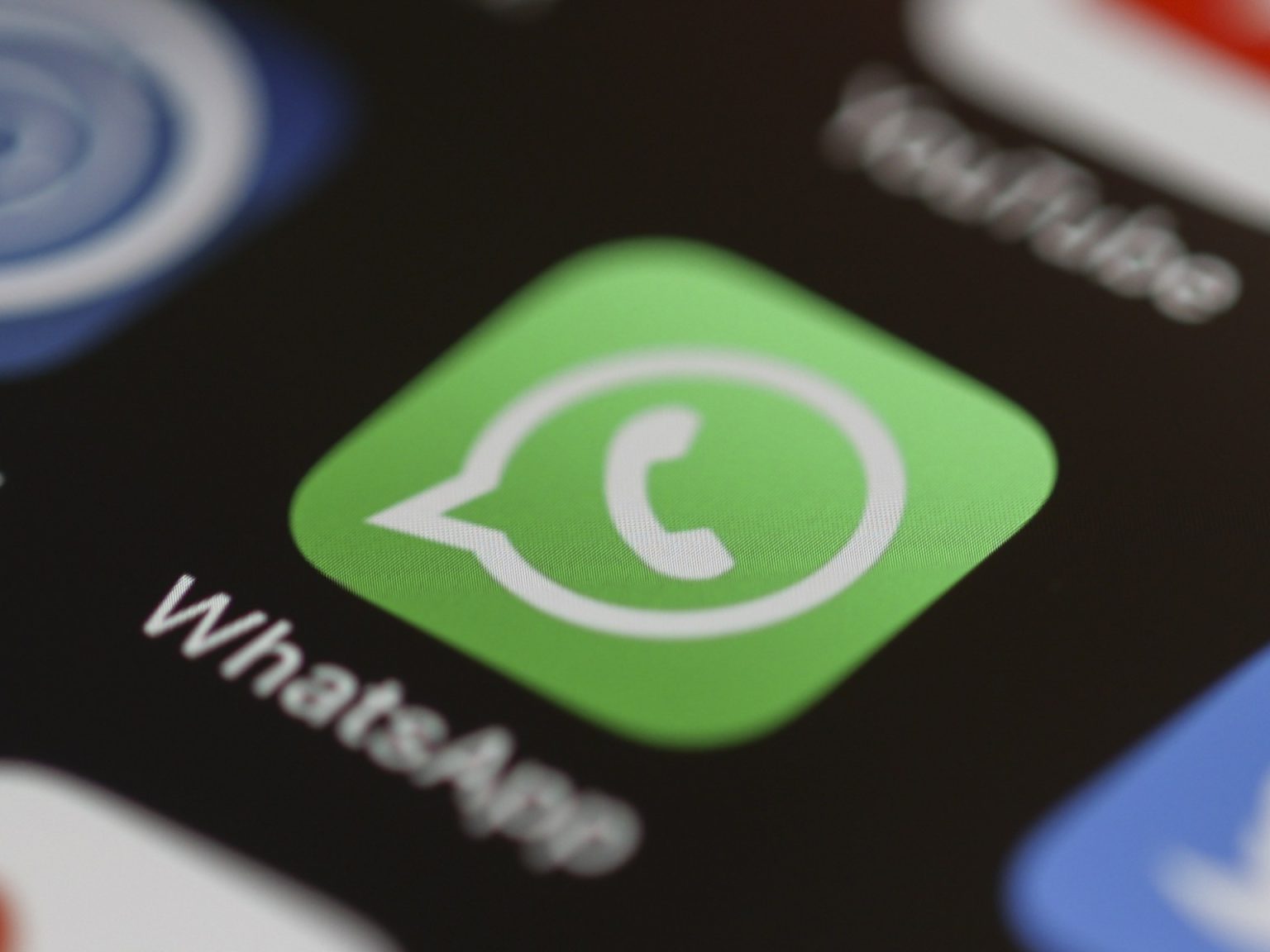 “واتساب” منحاز.. أطفال فلسطين مسلحون وأطفال إسرائيل يلعبون