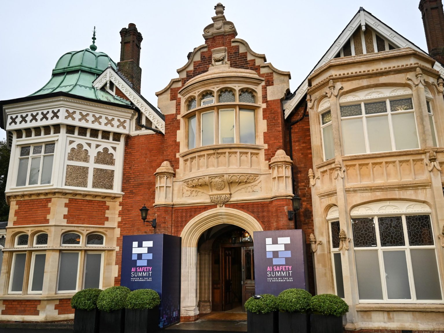 بليتشلي بارك.. 5 حقائق عن مكان عقد قمة مخاطر الذكاء الاصطناعي