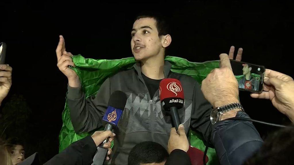 طفل أسير يتحدث للجزيرة عن وضع الأسرى المأساوي في السجون الإسرائيلية