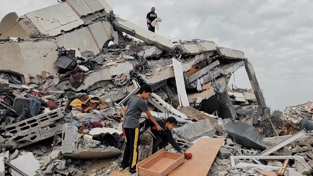 شاهد.. أطفال من غزة يبحثون عن ملابسهم وألعابهم تحت ركام منزلهم