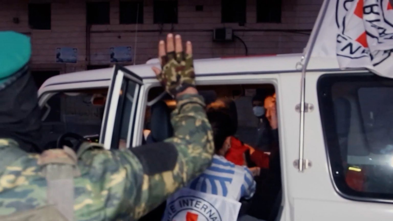 شاهد.. استعراض قوة مفاجئ للقسام خلال تسليم محتجزين في قلب غزة