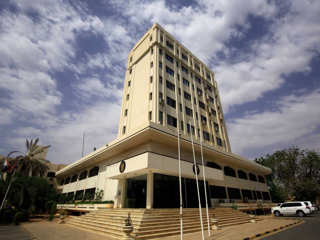 الحرب في السودان ترسم حدود علاقاته الخارجية