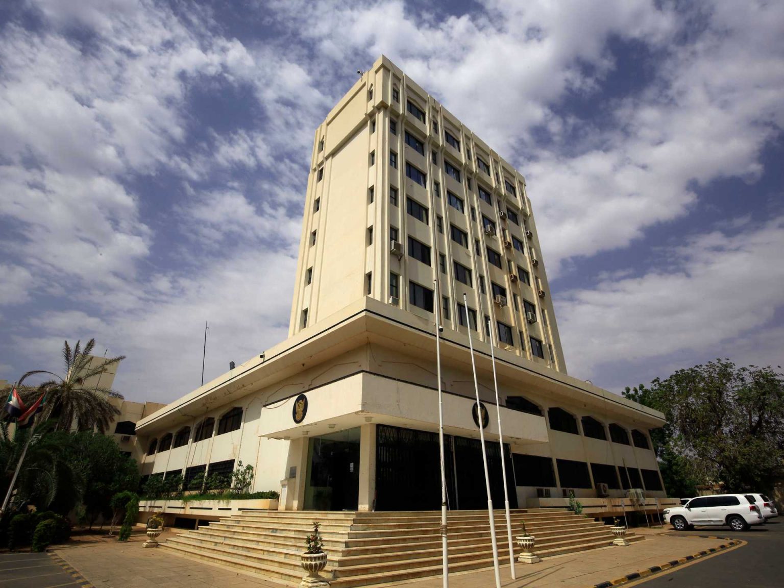 الحرب في السودان ترسم حدود علاقاته الخارجية