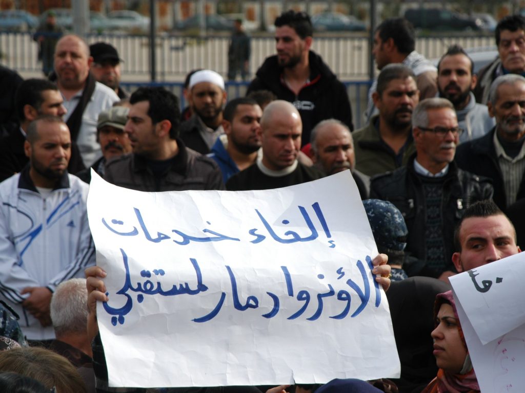 لماذا يتخوف اللاجئون الفلسطينيون بلبنان من التحقق الرقمي للأونروا؟