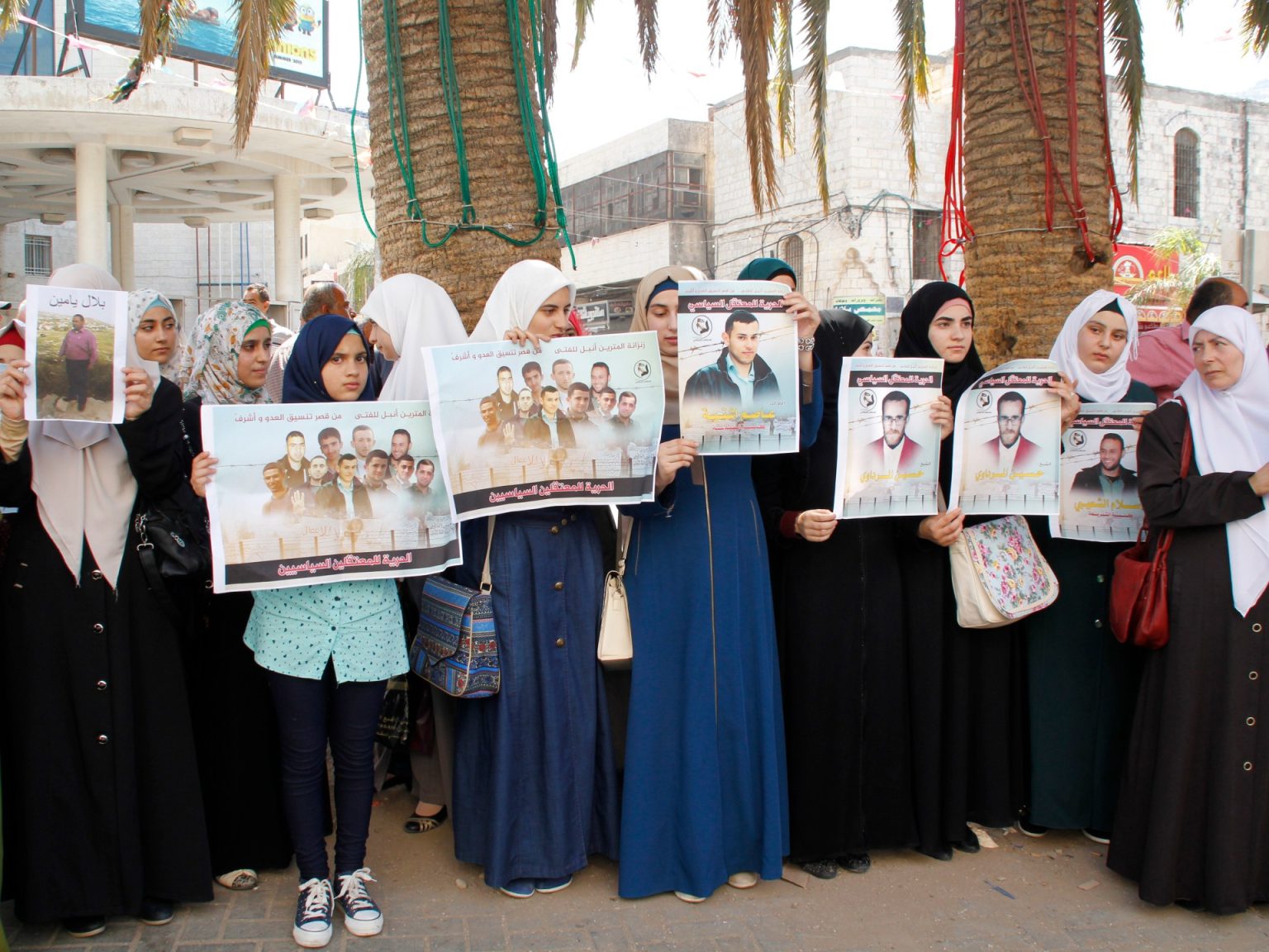 اعتقالات وتحقيقات.. هل تستهدف السلطة مناصري غزة بالضفة؟