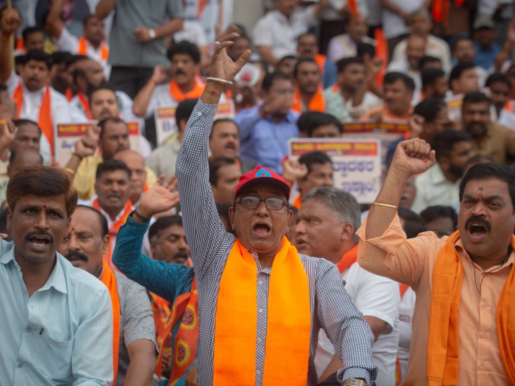 بلومبيرغ: هل تقضي الأخبار الكاذبة على الديمقراطية في 2024؟