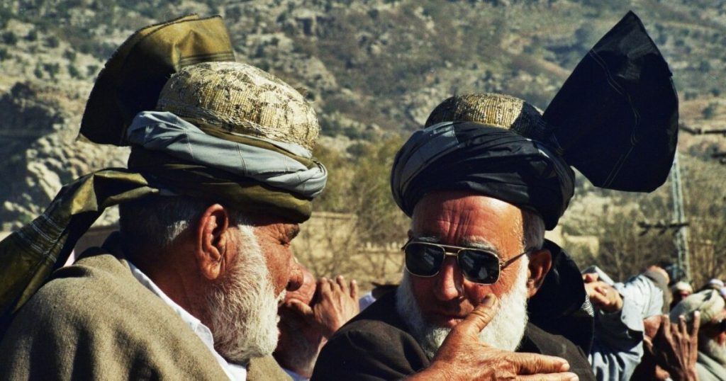 عقدان من الغياب.. طالبان على رأس السلطة والعمامة على رأس الأفغان