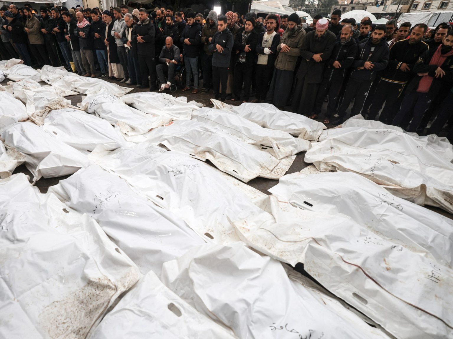 لامبالاة دولية أثيمة.. لوموند: حرب نتنياهو التي لا تنتهي في غزة