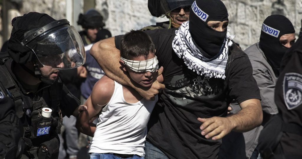 التايم: هذا ما يواجهه الأطفال الفلسطينيون في سجون إسرائيل