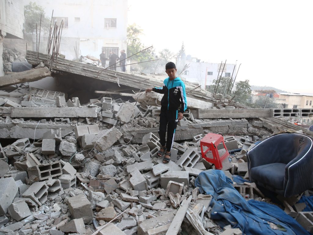 الاحتلال يقصف مركبة ويقتحم بلدة ويشن حملة اعتقالات بالضفة