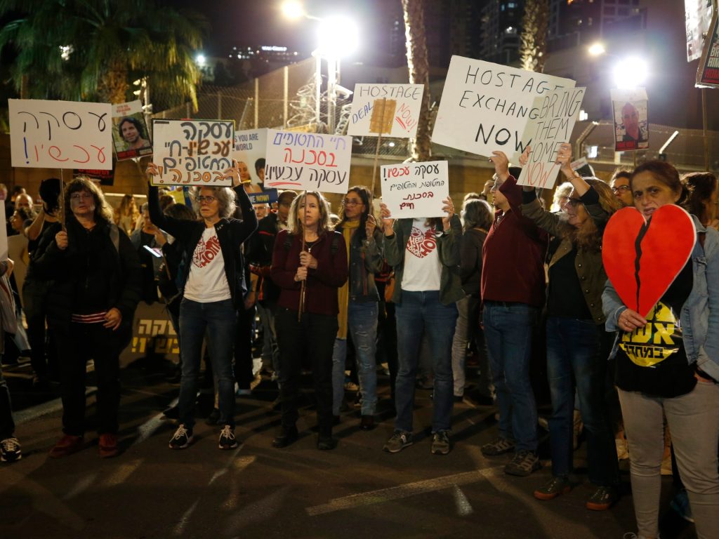 إسرائيل تمهد لتنازلات لإطلاق أسراها لدى حماس