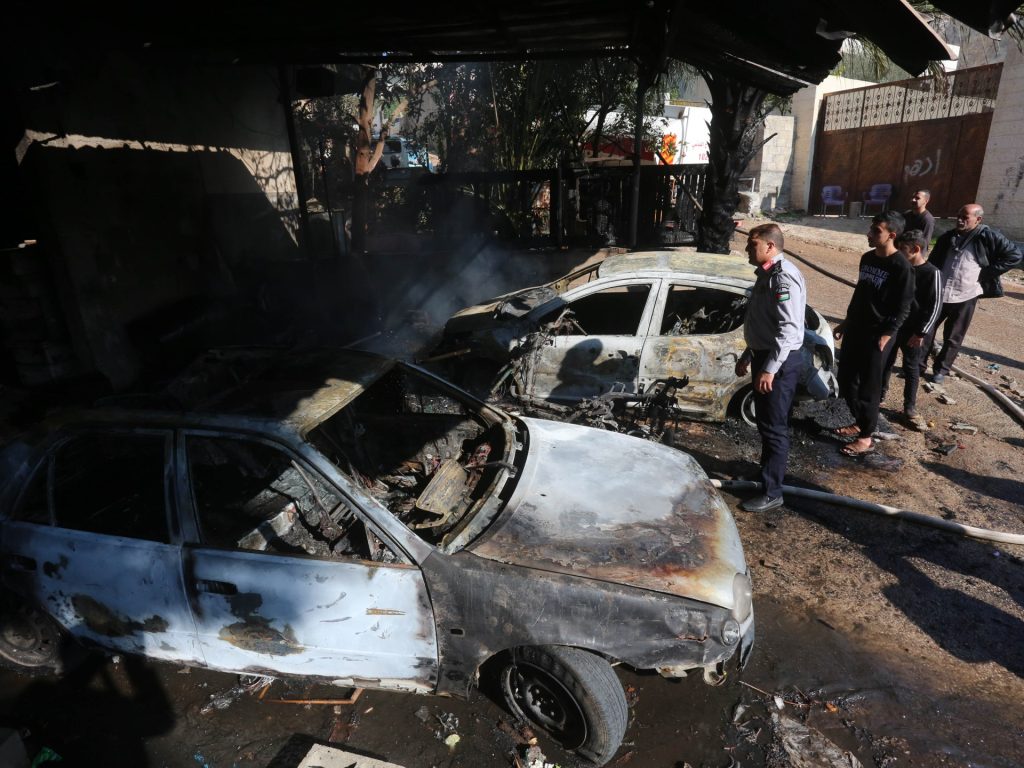 إصابة فلسطيني برصاص الاحتلال بالضفة وسط دهم واعتقالات