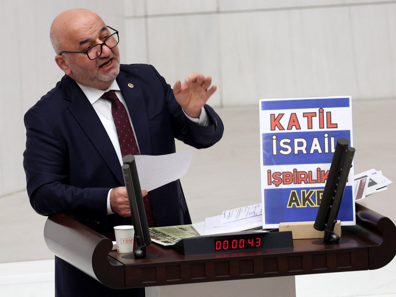 إغماء نائب بالبرلمان التركي بعد كلمة انتقد فيها سلوك بلده تجاه إسرائيل