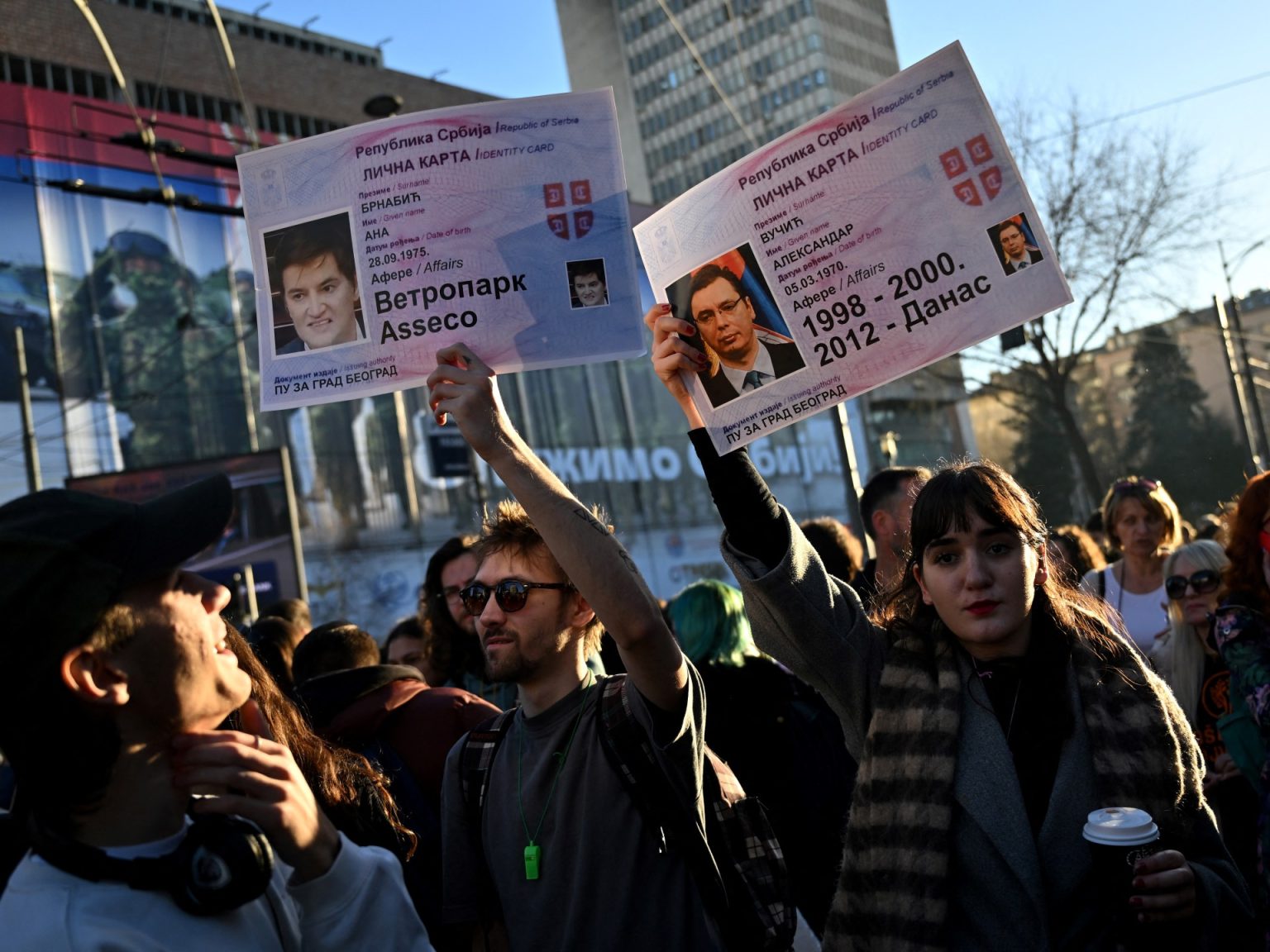 الآلاف يحتجون على نتيجة الانتخابات في صربيا