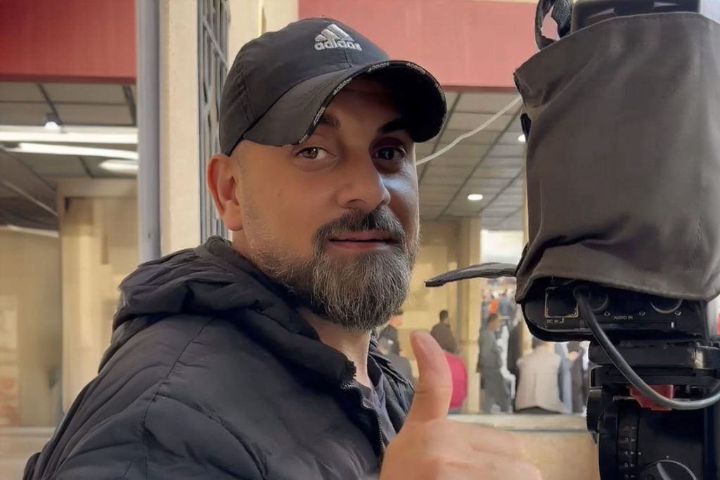 شاهد.. لحظة تسليم معدات مصور الجزيرة الشهيد سامر أبو دقة