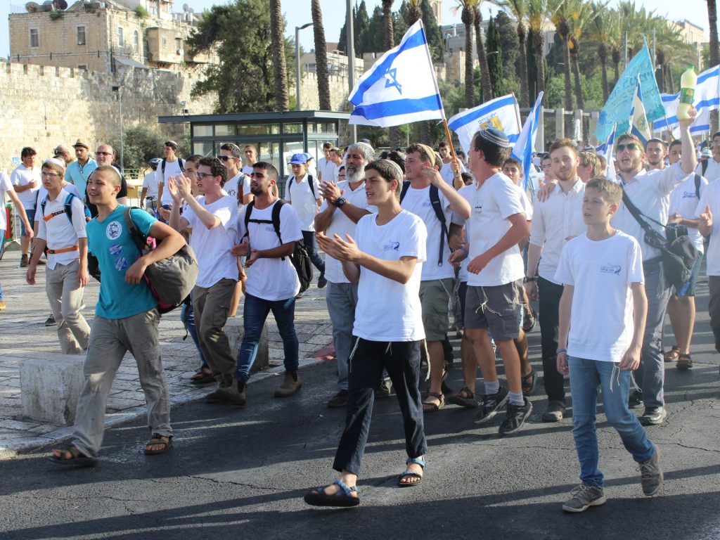 عيد الأنوار اليهودي.. مسيرة استيطانية بالقدس واقتحامات للأقصى