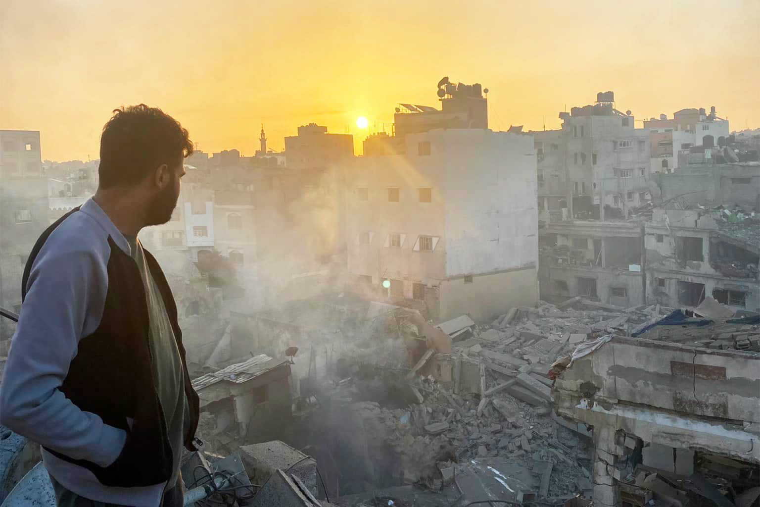 الكتابة الساخرة.. سلاح أحمد مرتجى لمواجهة الموت في غزة