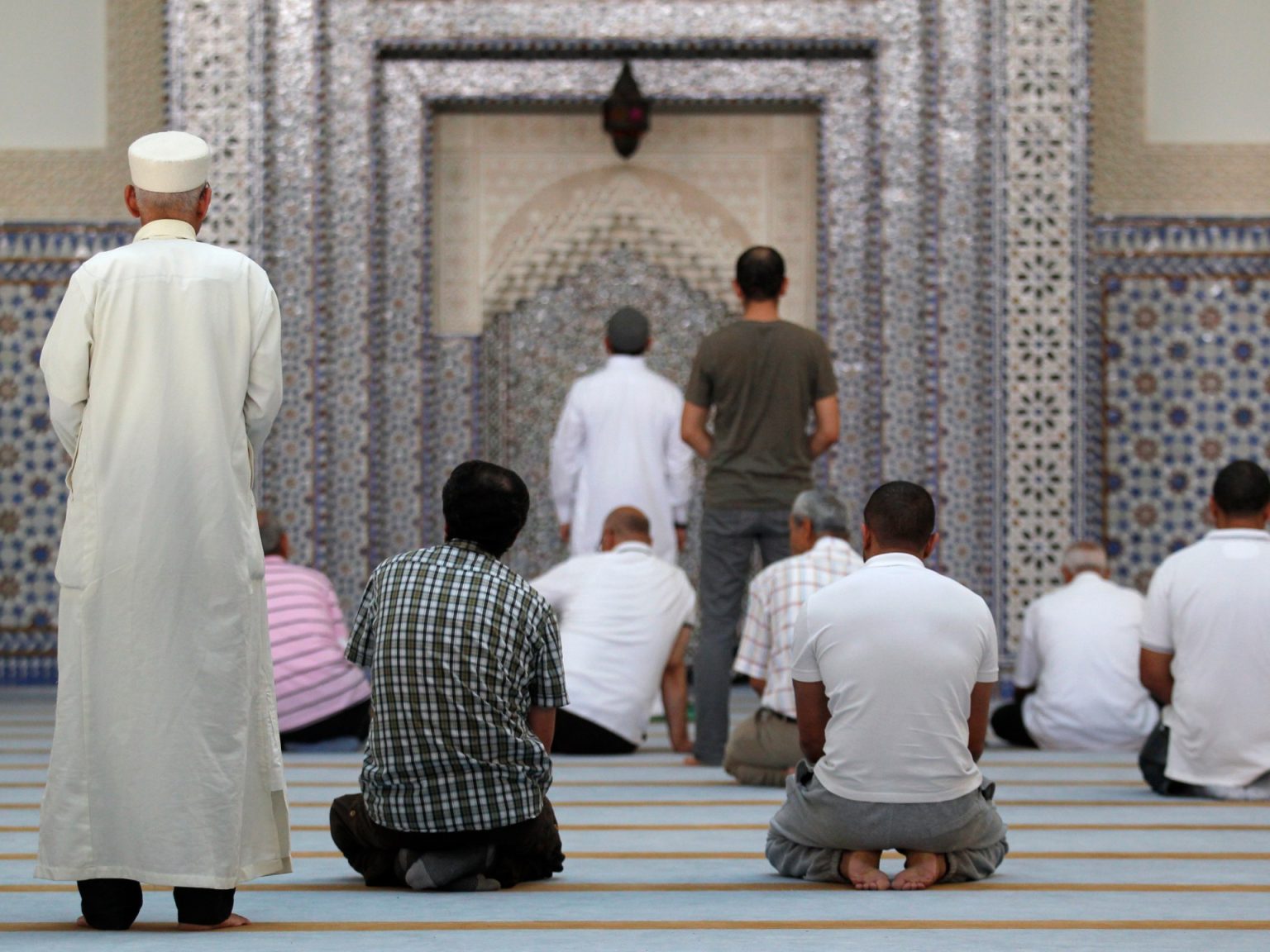 فرنسا توقف استقدام الأئمة الأجانب