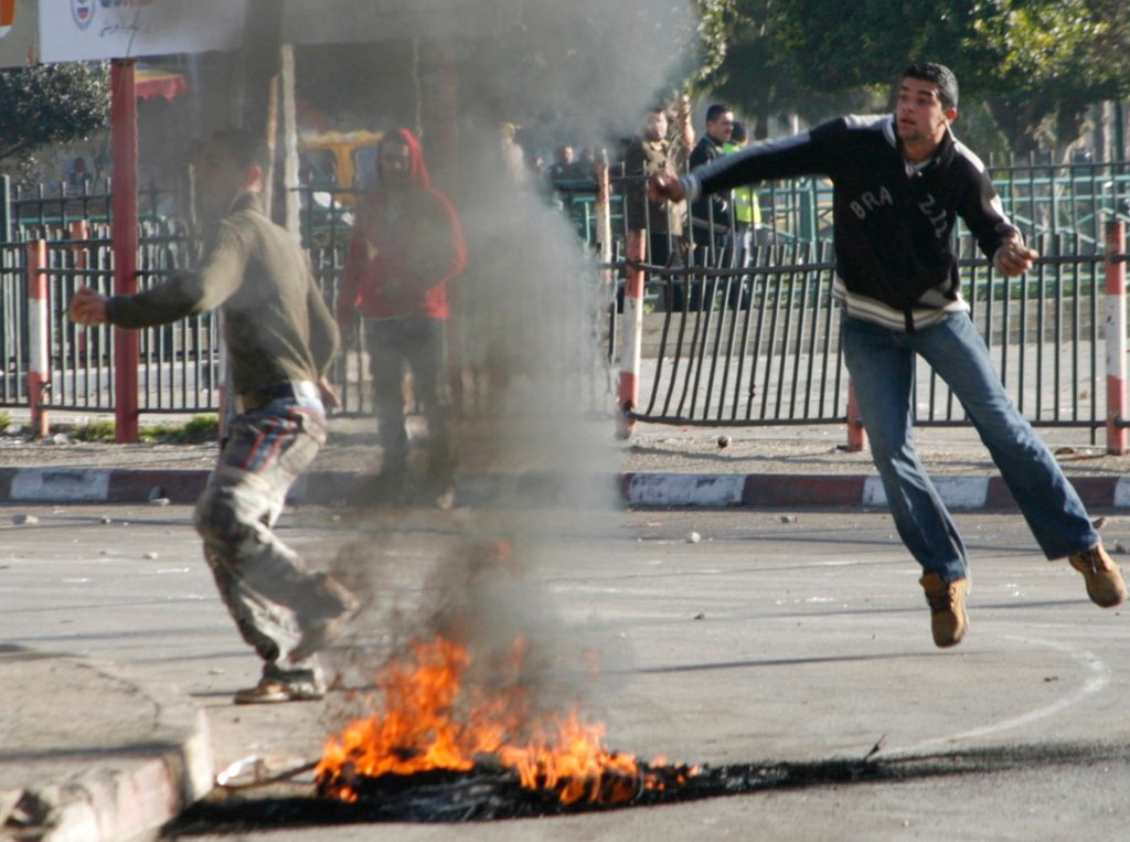 الضفة الغربية.. اقتحامات وتنكيل بالمعتقلين وتصاعد هجمات المستوطنين