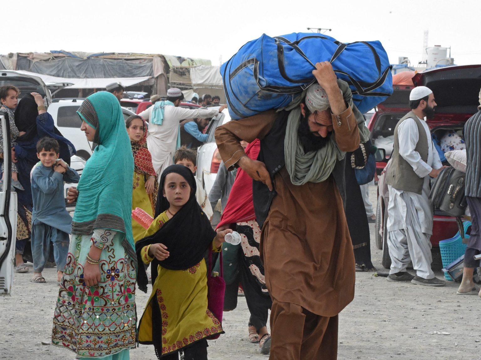 اللاجئون الأفغان في إيران.. فرصة أم تهديد لطهران؟