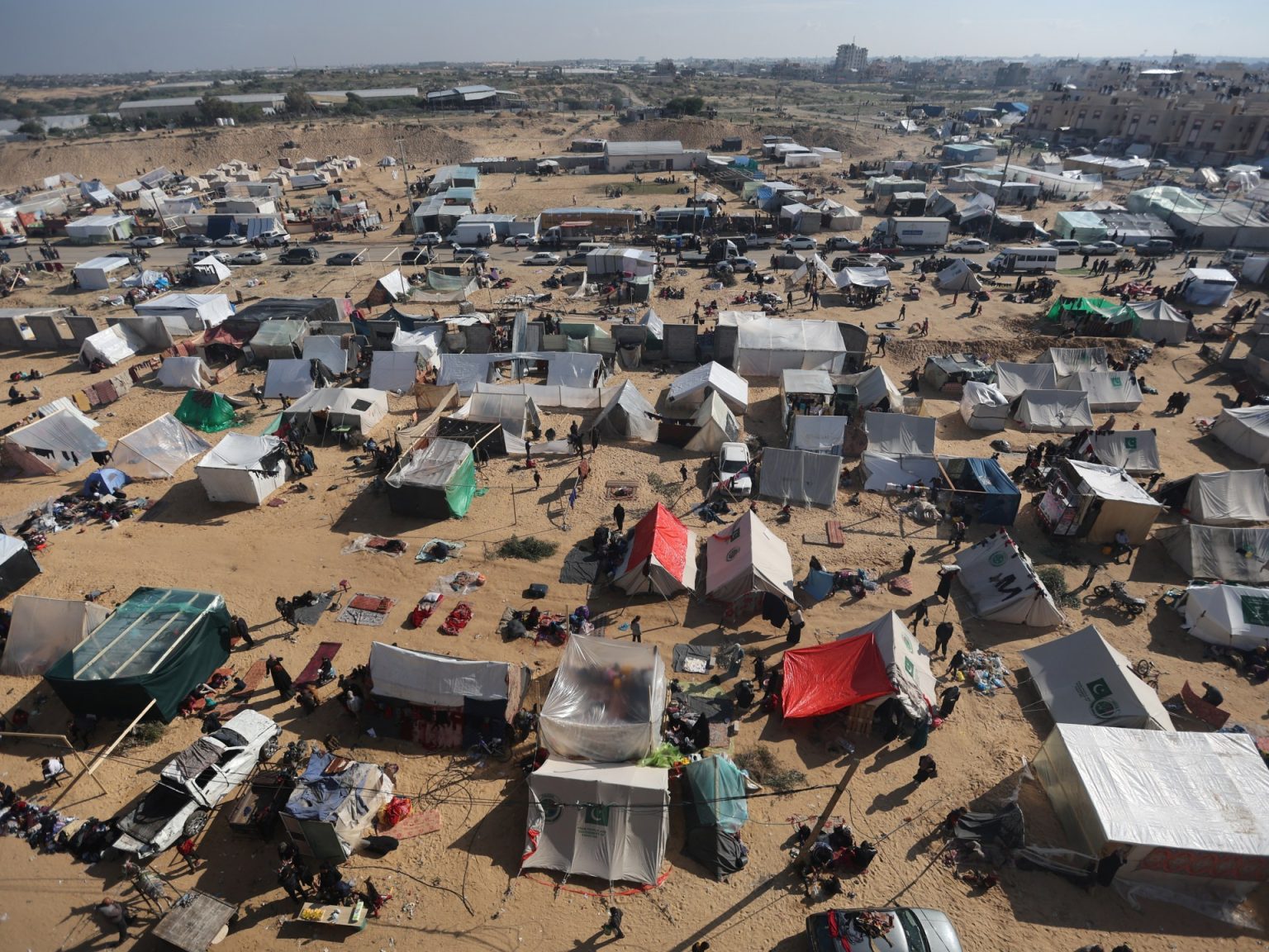 إسرائيل تنفي وجود خطة لإجلاء سكان غزة وسط استمرار النزوح