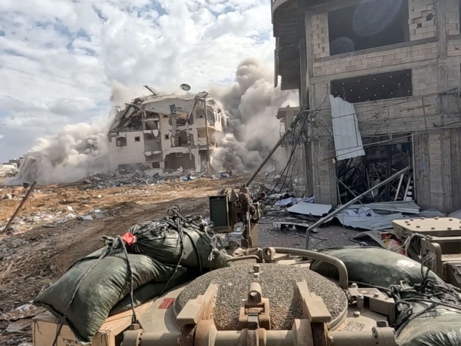 عشرات الشهداء بخان يونس والنصيرات في قصف إسرائيلي على غزة