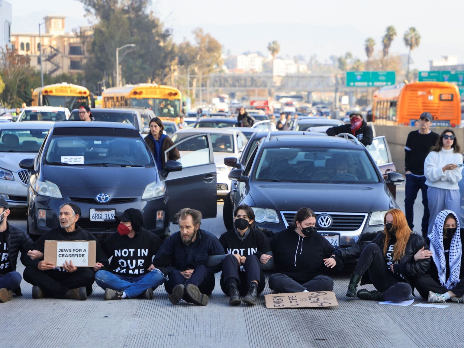 متظاهرون يهود يغلقون طريقا سريعا في لوس أنجلوس لوقف الحرب بغزة