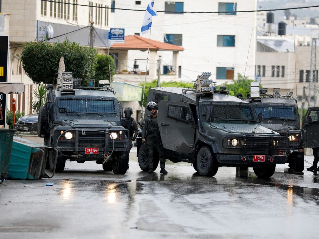 اشتباكات عنيفة في طولكرم والاحتلال يقتحم مدنا وبلدات بالضفة