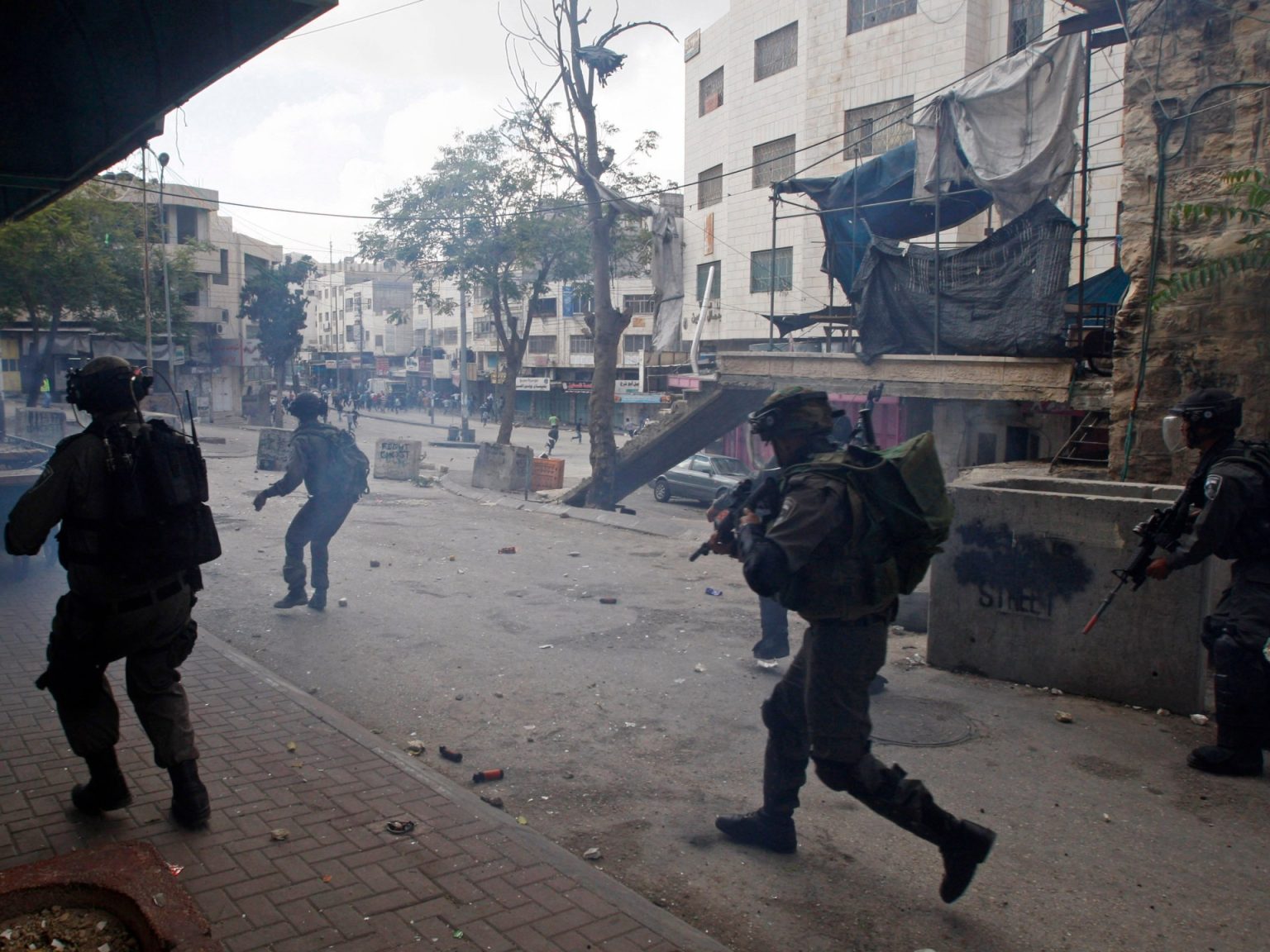 الاحتلال يفجر 3 منازل بطولكرم ويصيب فلسطينييْن باقتحام الخليل