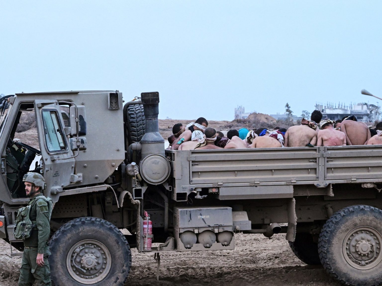 الاحتلال يجبر فلسطينيا على ارتداء حزام ناسف ودخول نفق بغزة
