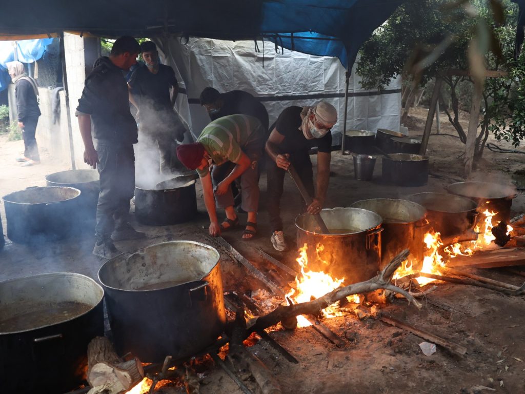 غزة.. التكافل يملأ فراغ غياب الإغاثة الدولية
