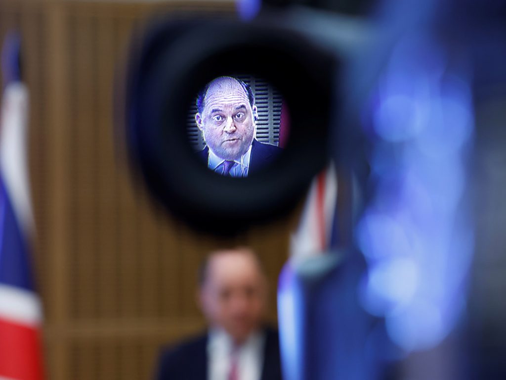 إنترسبت: وزير دفاع بريطانيا السابق يكشف جهلا مرعبا بشأن غزة