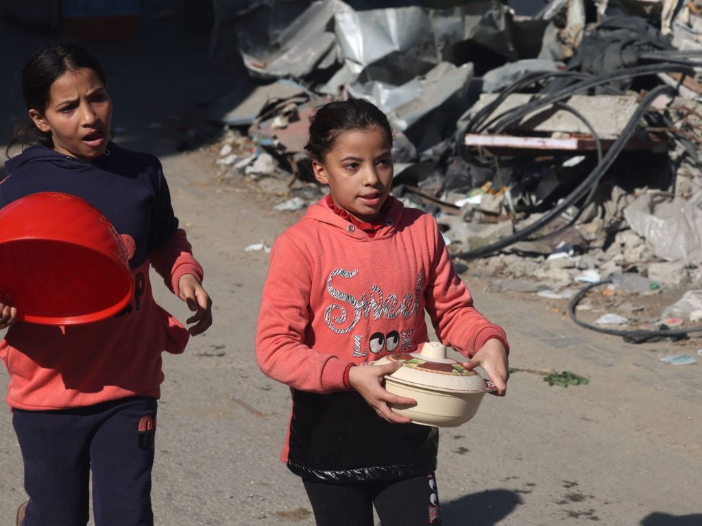 رحلة البحث عن سد الرمق في مدينة تحولت إلى كومة ركام