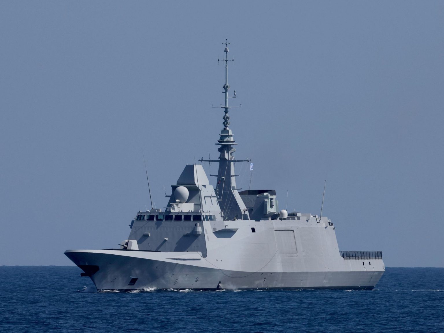 لوفيغارو: باريس تشكك في النوايا الحقيقية لواشنطن بالبحر الأحمر