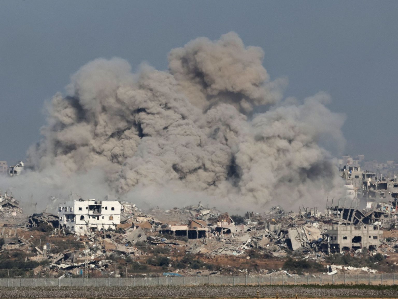 الاحتلال يقصف مراكز إيواء بقنابل حارقة في غزة ومعارك مستمرة في مناطق التوغل