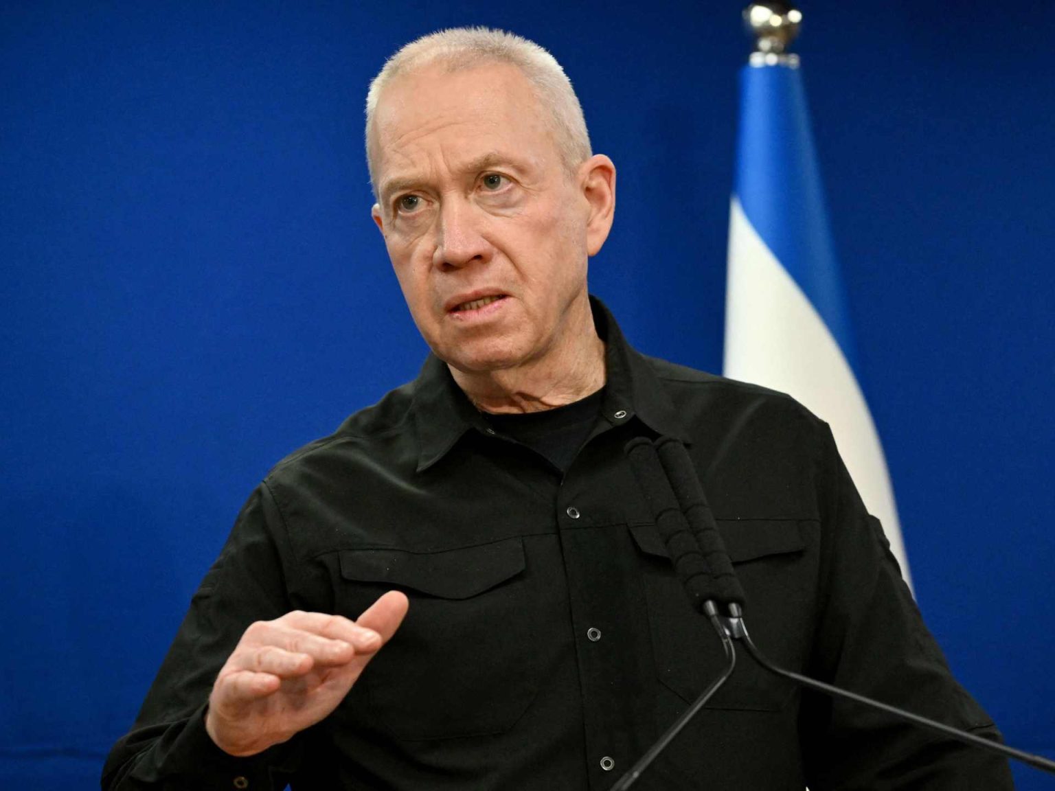 غالانت: إسرائيل تبحث مع مصر إنشاء حاجز متطور على حدود غزة