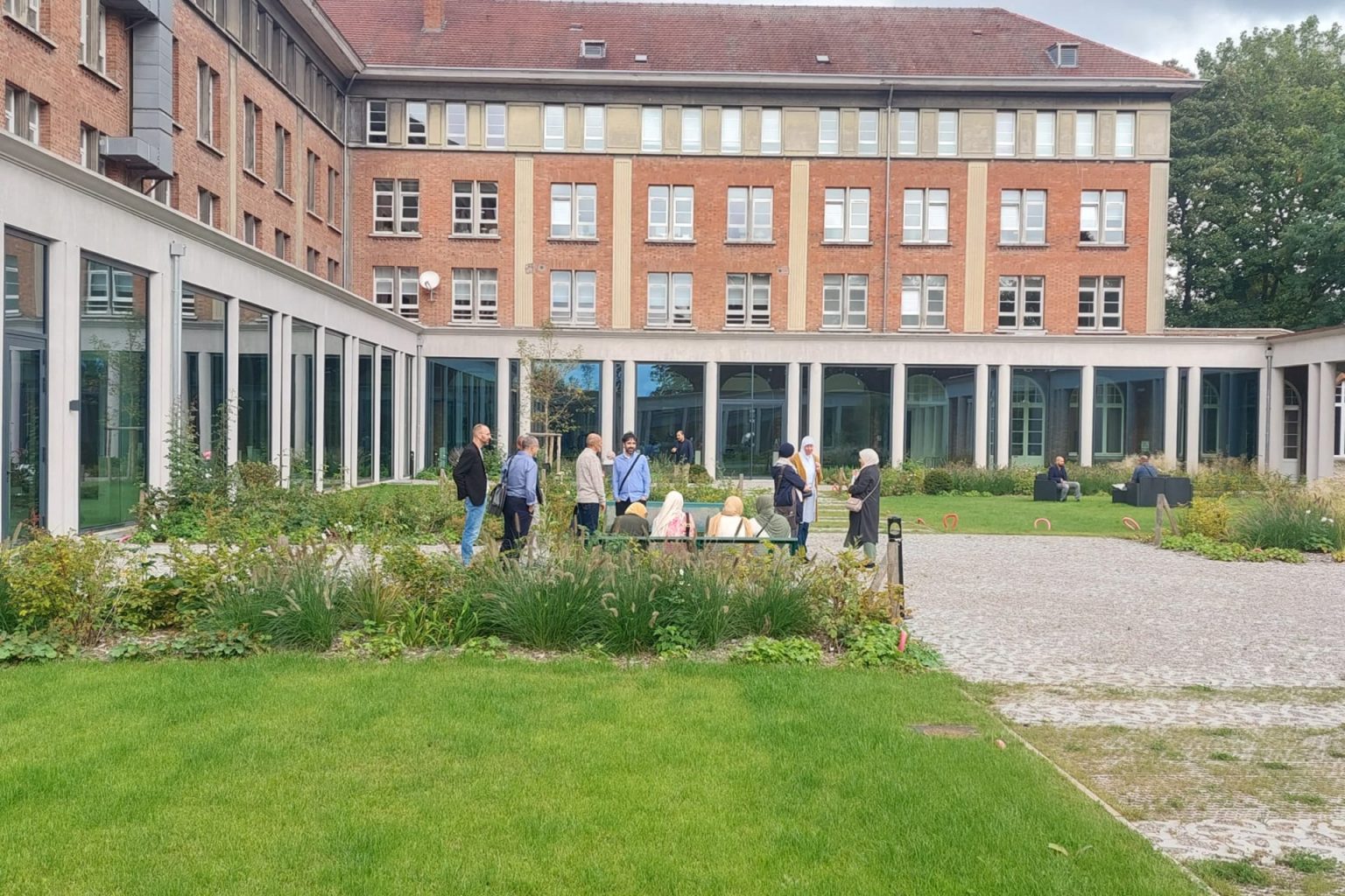 بدعوى عدم احترام قيم الجمهورية.. فرنسا تفسخ عقد مدرسة ثانوية إسلامية