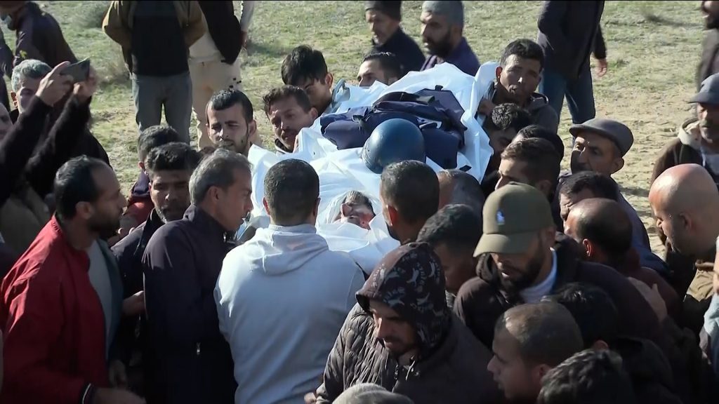 فقيد الجزيرة الشهيد سامر أبو دقة يوارى الثرى في خان يونس