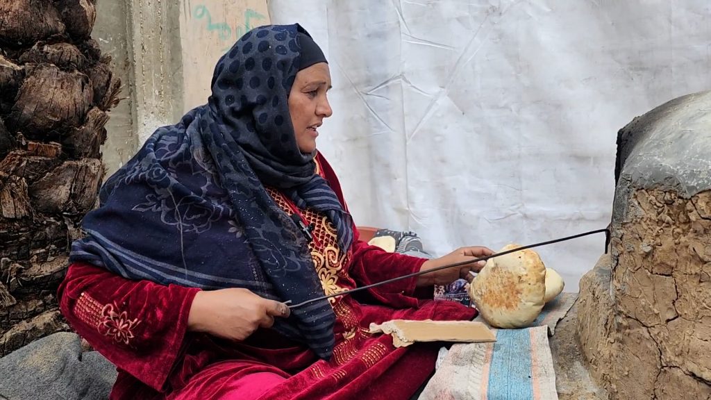 فيديو.. كتب ورسائل دكتوراه وجبات ثمينة للنار في غزة
