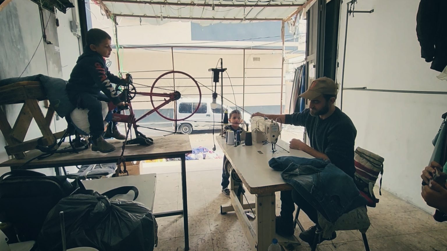 شاهد.. هكذا يتغلب الخياط الغزي صالحة على أزمة الكهرباء