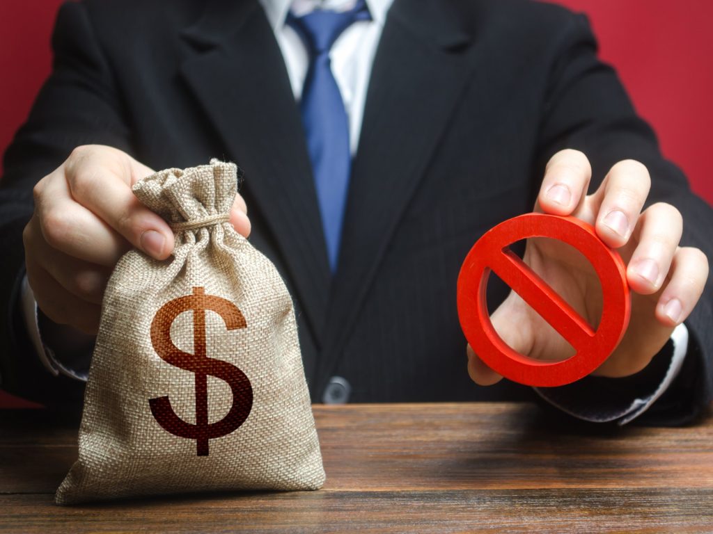 لوموند: المانحون الغربيون يعاقبون منظمات حقوقية بسبب دعمها لغزة