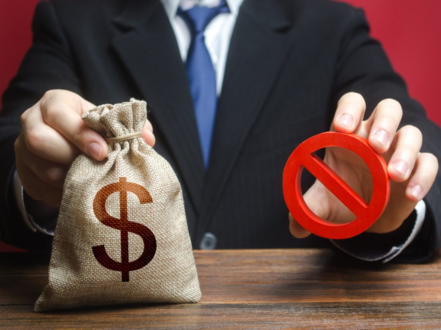 لوموند: المانحون الغربيون يعاقبون منظمات حقوقية بسبب دعمها لغزة