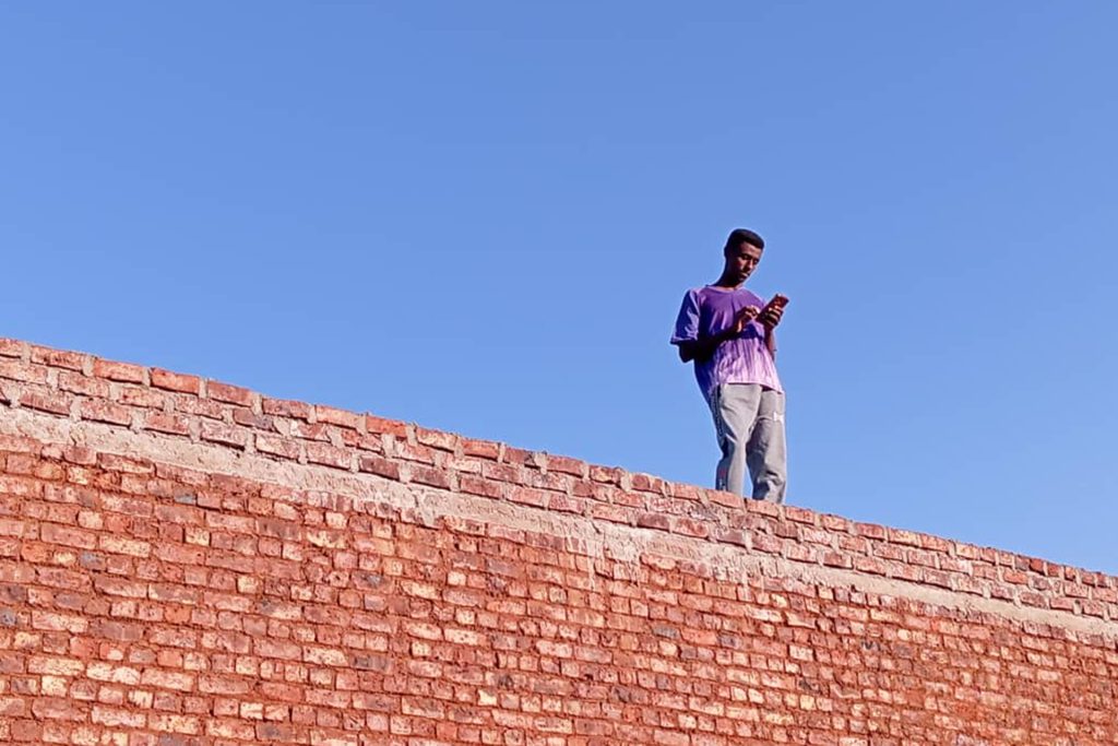 الحرب تعيد الرسائل الورقية كوسيلة اتصال معتمدة في السودان