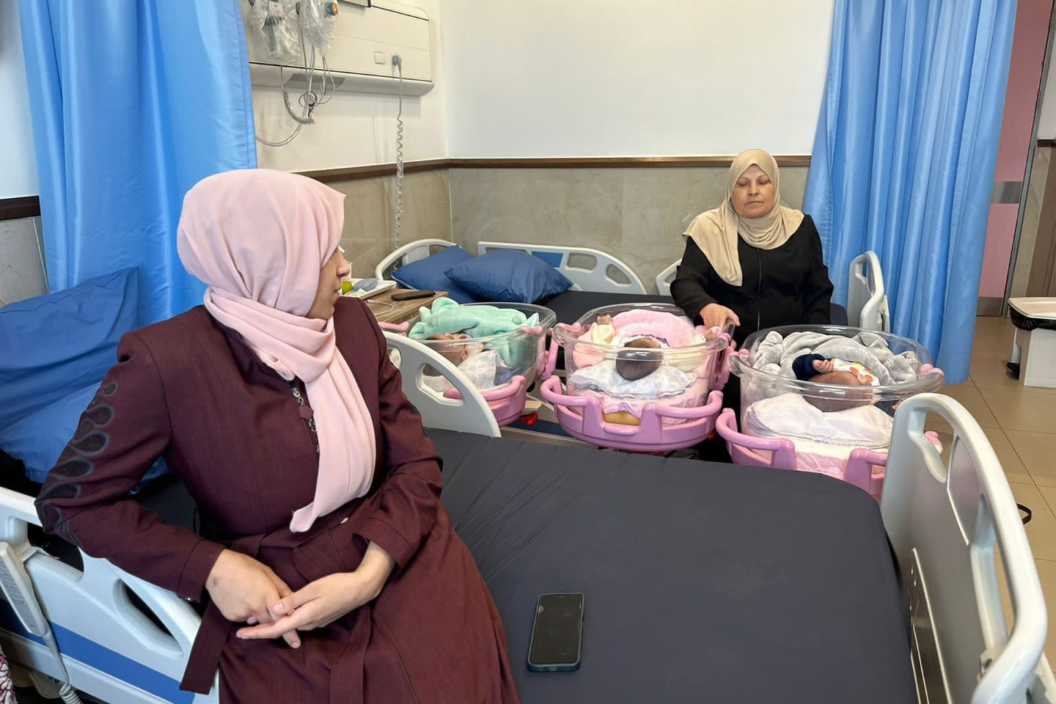 كيف يعيش مرضى غزة بمستشفيات الضفة بعد 100 يوم من الحرب؟