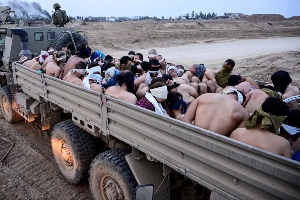 تعرية وصعق وضرب.. تقرير صحفي إسرائيلي يكشف تعذيب الاحتلال أسرى غزة