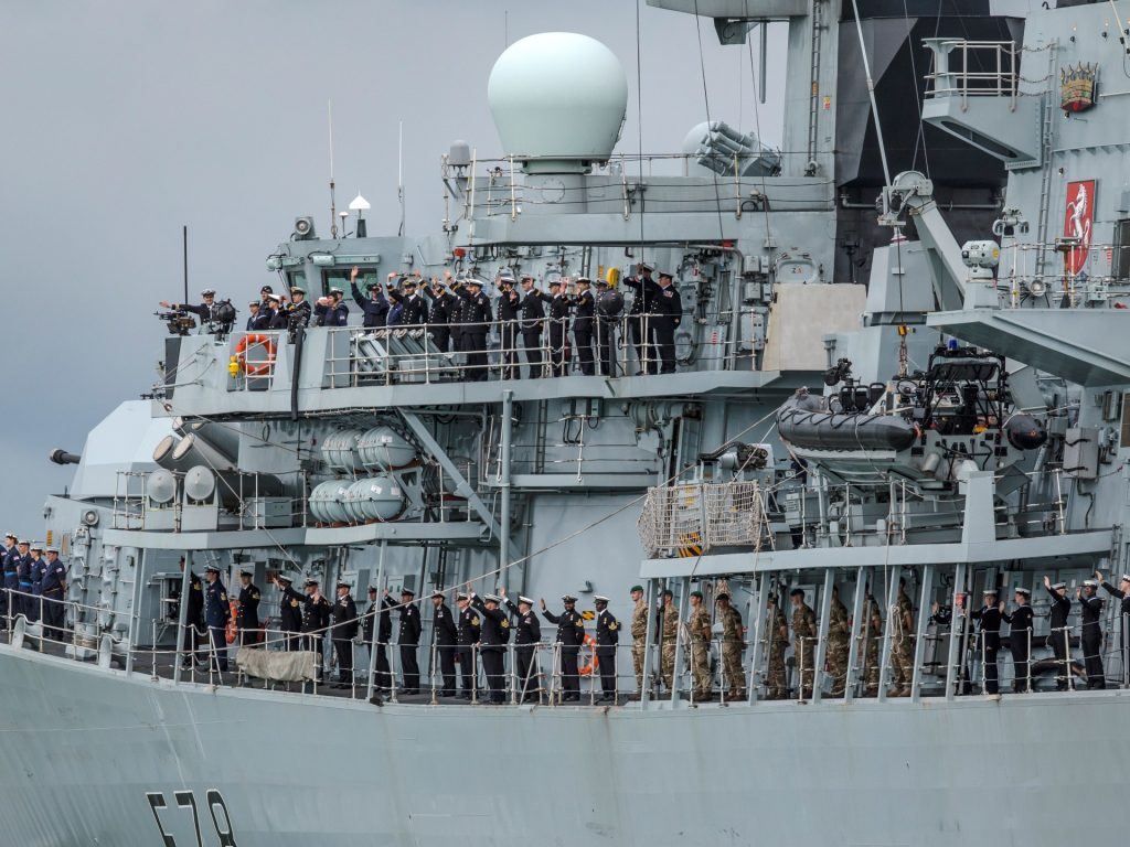 عسكريون بريطانيون: سفننا الحربية تفتقر للقوة النارية لمهاجمة الأهداف البرية للحوثيين