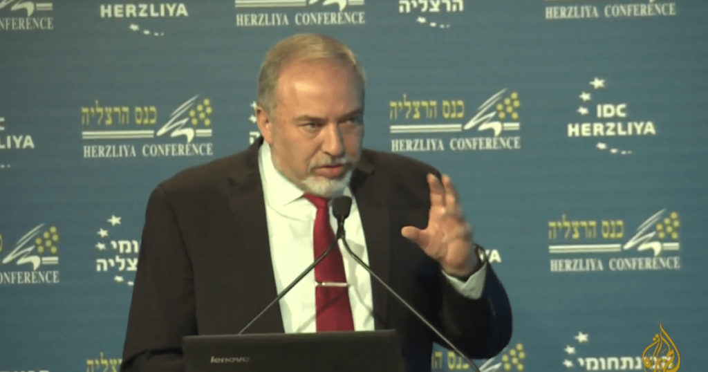 ليبرمان يصف قضية جنوب أفريقيا ضد إسرائيل بالمهزلة ويدعو لمحاسبتها