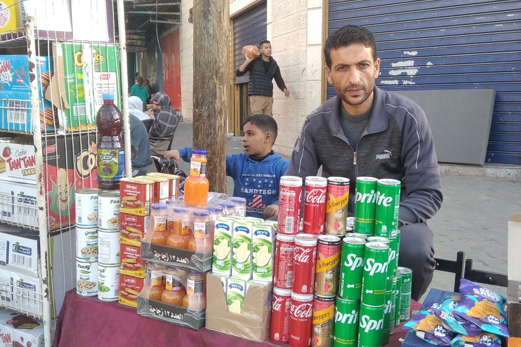 كانت مهنهم مختلفة.. هكذا جعلت الحرب بعض النازحين باعة متجولين