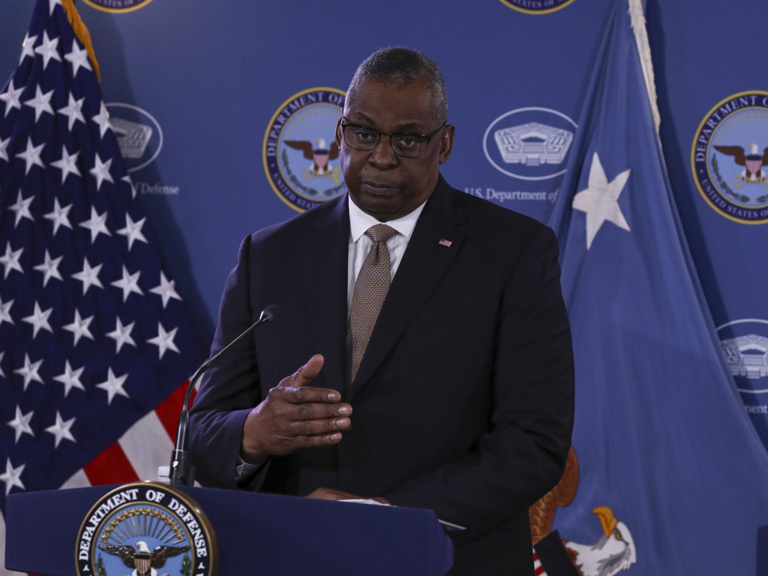 البنتاغون بلا قائد.. الغموض يحيط بصحة وزير الدفاع الأميركي